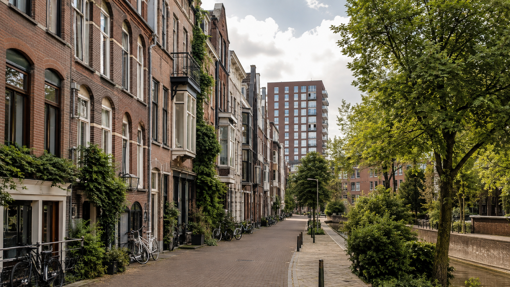 Bakstenen woningen, een groene waterkant en een stadsstraat in Eindhoven Centrum